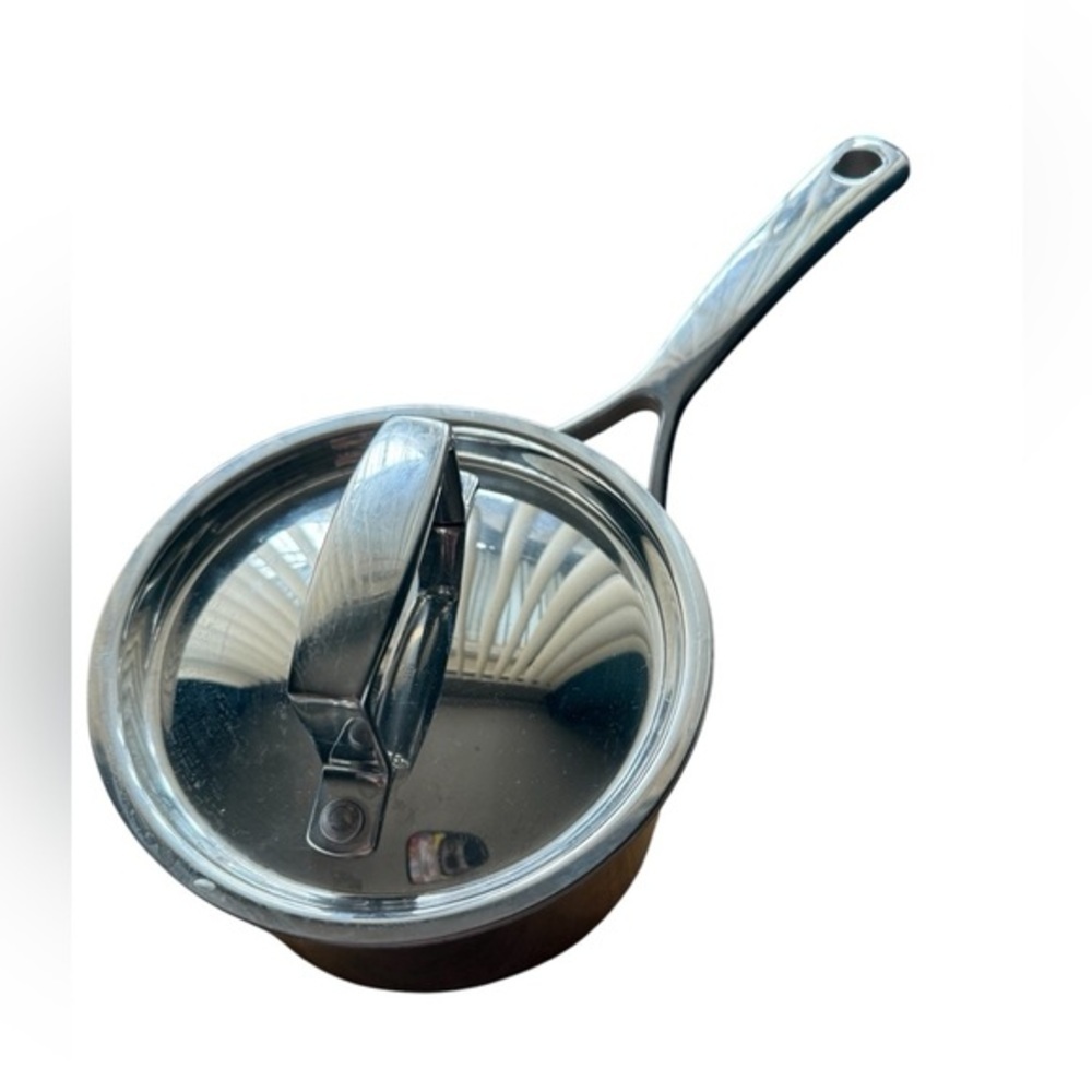 Sur la table stainless steel 1.5Q pot